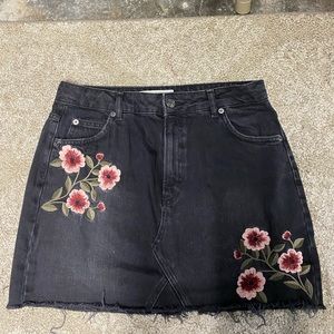 Denim skirt w/embroidery